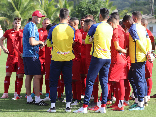 Náutico enfrenta o Botafogo-PB, nesta segunda, de olho no G4