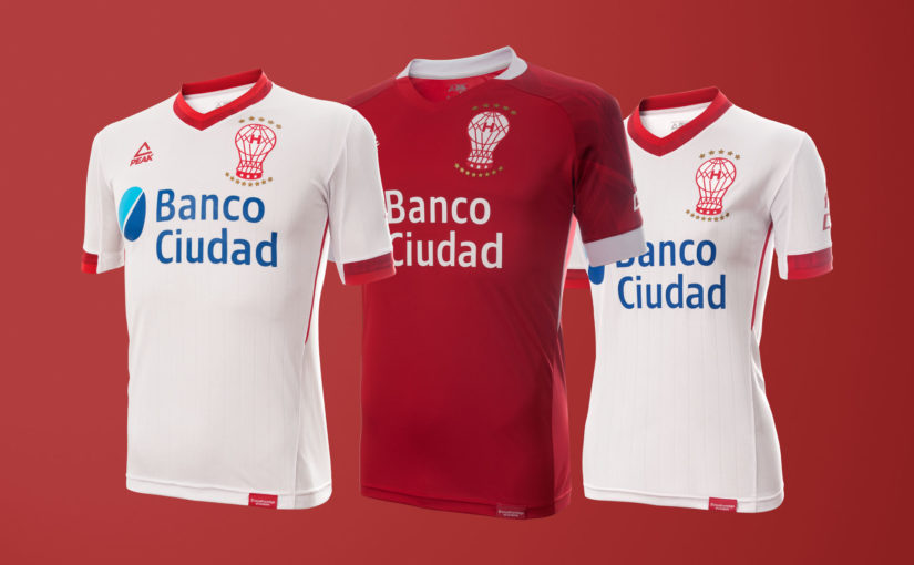 Peak presentó las nuevas camisetas de Huracán